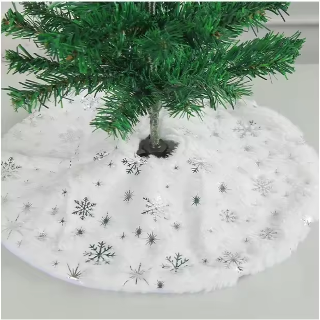 Weihnachtsbaumdecke 38cm | Weicher Kunstfell-Baumrock mit Schneeflockenmuster